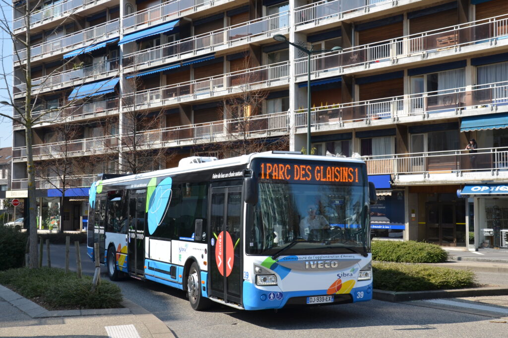 Bus du réseau Sibra à quai devant la Gare Pôle d'Échanges d'Annecy.