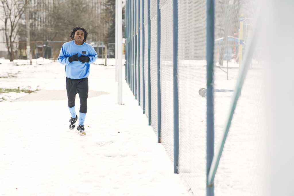 Coureur faisant son jogging dans la neige en hiver