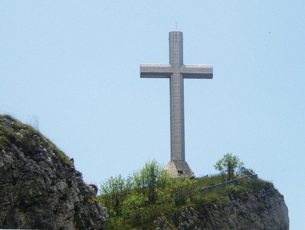 La croix métallique du Nivolet dressée au bord de la falaise, au-dessus de la cluse de Chambéry.