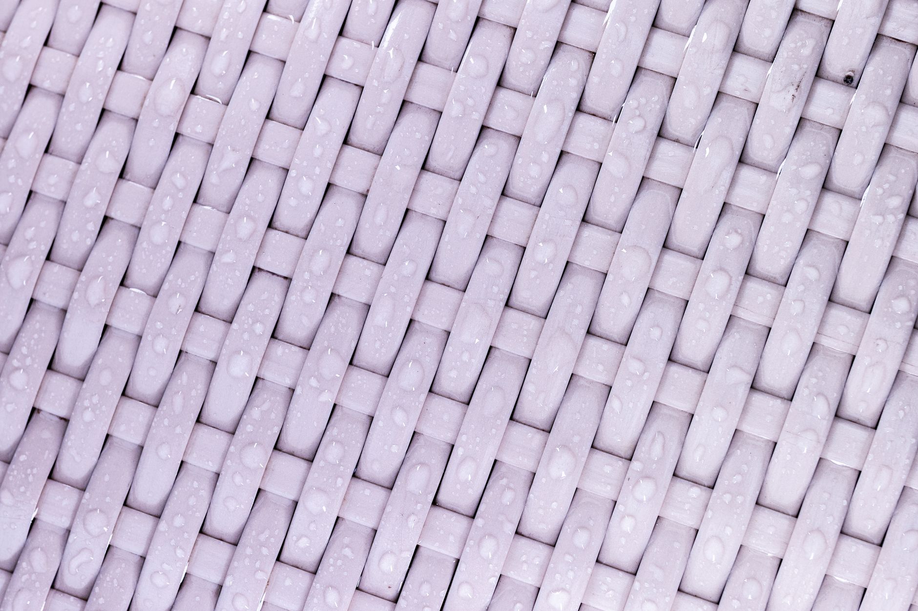 Gouttes d'eau rondes posées sur un tissu tissé sans pénétrer dans la fibre