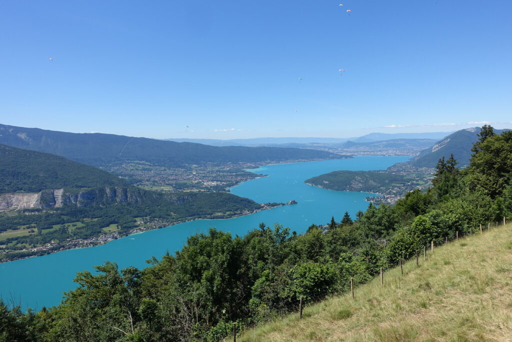 Le lac d’Annecy vu en plongée depuis les pentes du col de la Forclaz, en été.