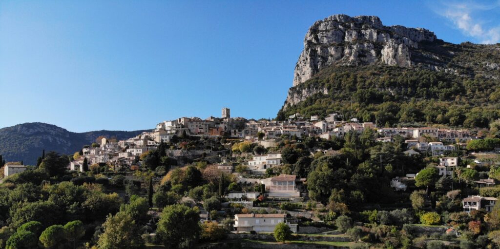 Le village perché de Saint-Jeannet et la paroi calcaire du baou qui le domine, terminus de la ligne de bus 54 au départ de Nice.