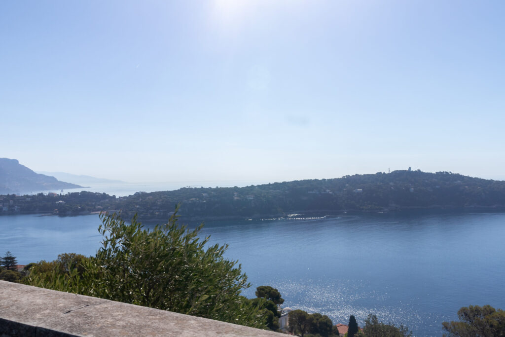 Vue depuis les pentes boisées du mont Boron sur la baie des Anges et la ville de Nice, boucle accessible en tramway.