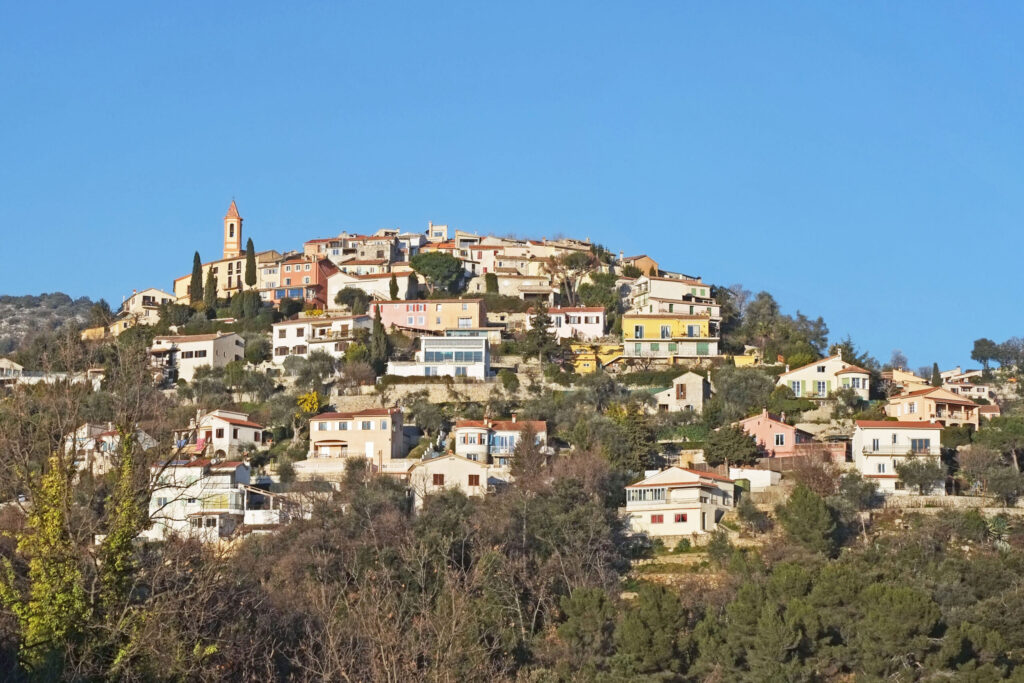 Le village d'Aspremont posé sur sa colline, point de départ du circuit du mont Chauve desservi par les lignes de bus 62 et 76.