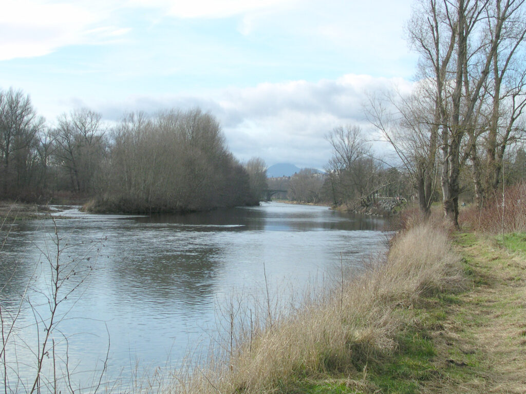 La rivière Allier longe les maisons de Pont-du-Château au pied du plateau.