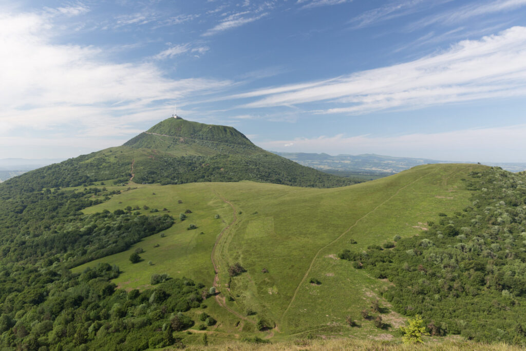 Le puy de Dôme domine l’alignement des volcans de la Chaîne des Puys, au-dessus de la plaine.