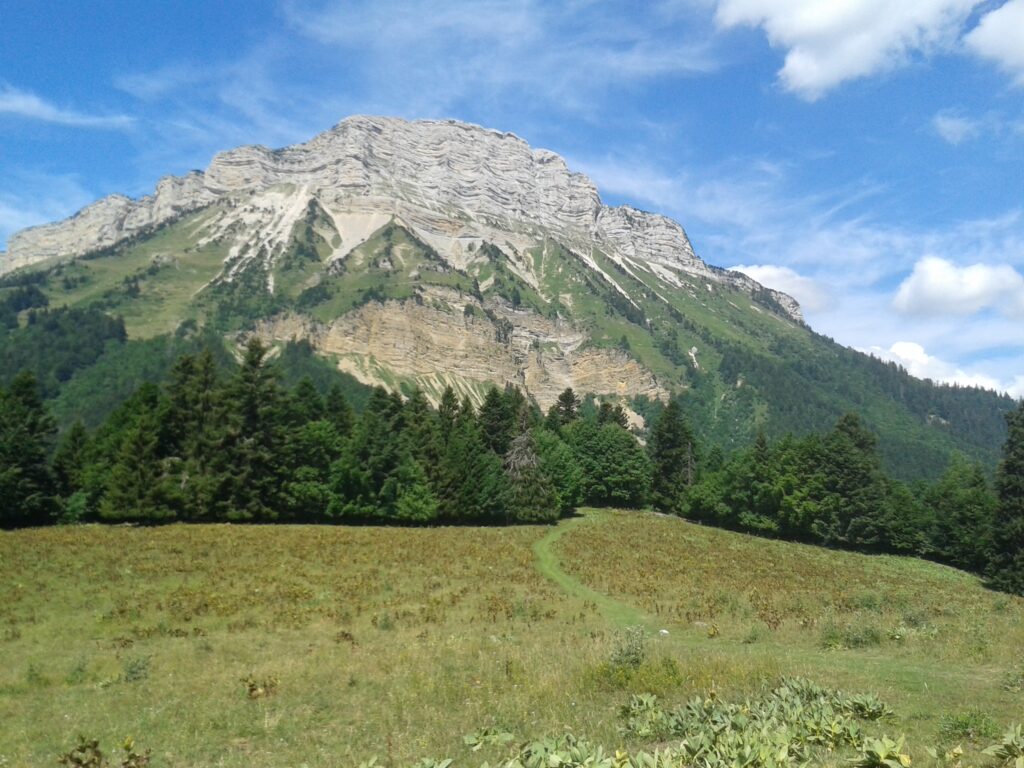 Le sommet de Chamechaude vu depuis les alpages des Émeindras, en Chartreuse