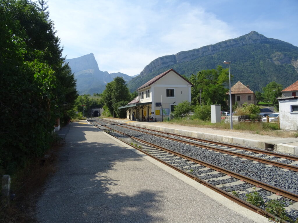 Bâtiment de la gare de Clelles-Mens, départ de la boucle des facettes du Mont Aiguille