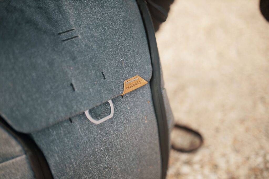 Gros plan sur la toile grise d'un sac à dos, où l'armure du tissage est visible.