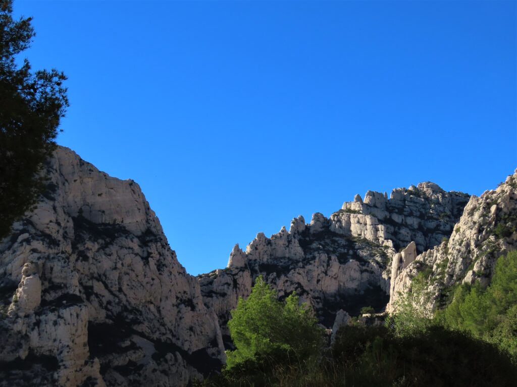 Le belvédère de Sugiton et la calanque de Sugiton, dans le massif des Calanques à Marseille