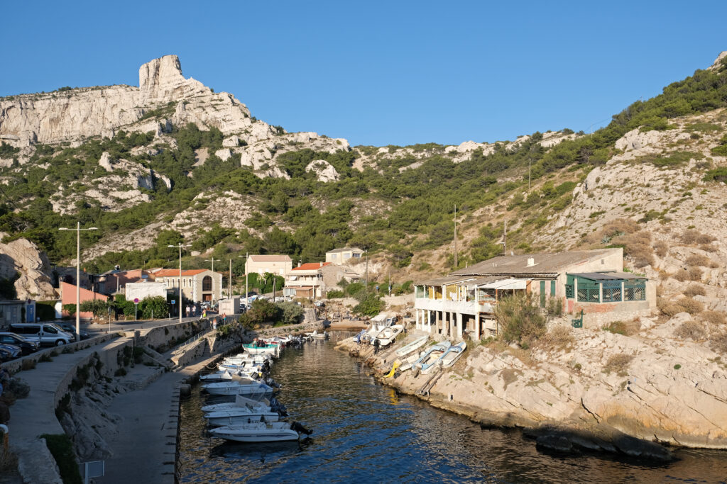 La calanque de Callelongue et ses rochers calcaires en bord de Méditerranée, à Marseille