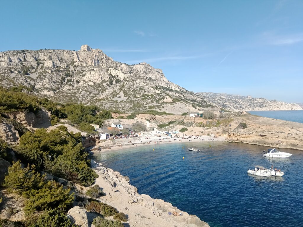Le massif de Marseilleveyre et les Têtes de Malvallon, au-dessus de la calanque de Marseilleveyre à Marseille