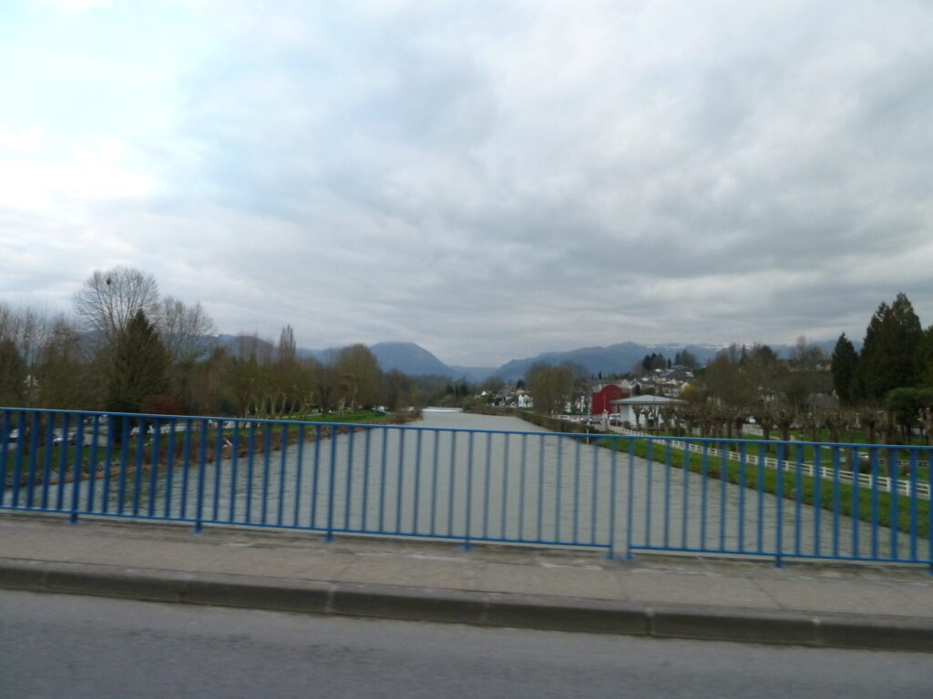 Le gave de Pau bordé de galets, en Béarn