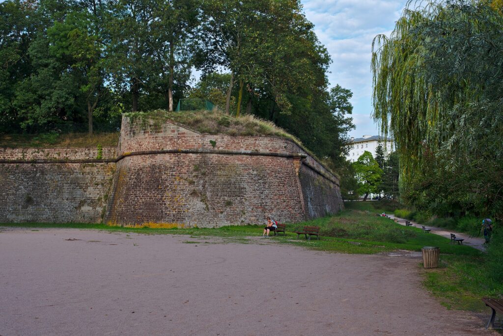 Un angle des fortifications de la citadelle de Strasbourg, dans le parc de la Citadelle