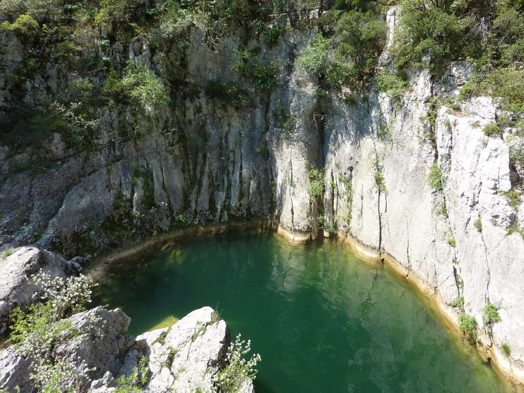 Le ravin des Arcs à Notre-Dame-de-Londres, un canyon étroit creusé par le ruisseau du Lamalou.